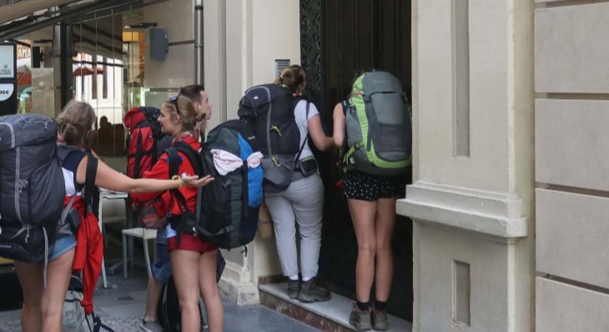 Varias personas entran a un piso turístico