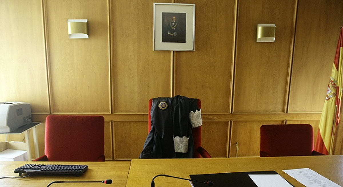 1200-x-655-Sala-de-juicios-con-la-toga-del-juez-Reuters.jpg