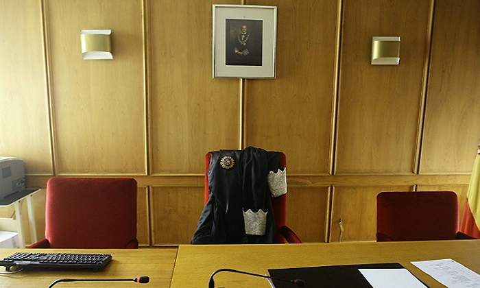 1200-x-655-Sala-de-juicios-con-la-toga-del-juez-Reuters.jpg