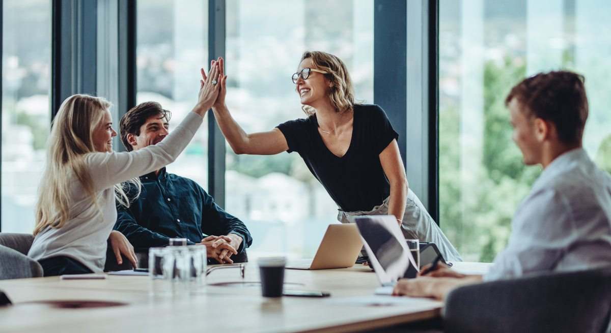 jovenes-primer-empleo-trabajo-iStock-1347652268.jpg