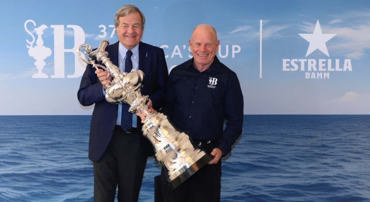 Villavecchia-Estrella-Damm--Dalton-America-s-Cup-con-el-trofeo--Ines-Baucells.jpg