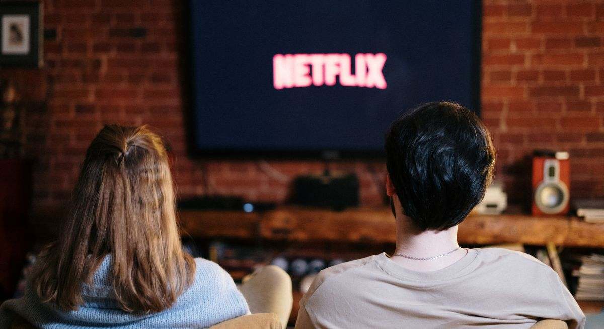 pareja-ver-serie-netflix-recurso-pexels.jpg