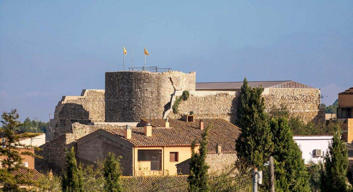 El castillo de Llers en pleno casco histórico del pueblo.