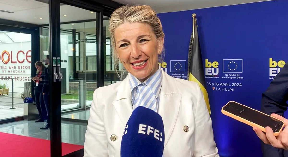 Yolanda Díaz atendiendo a los medios