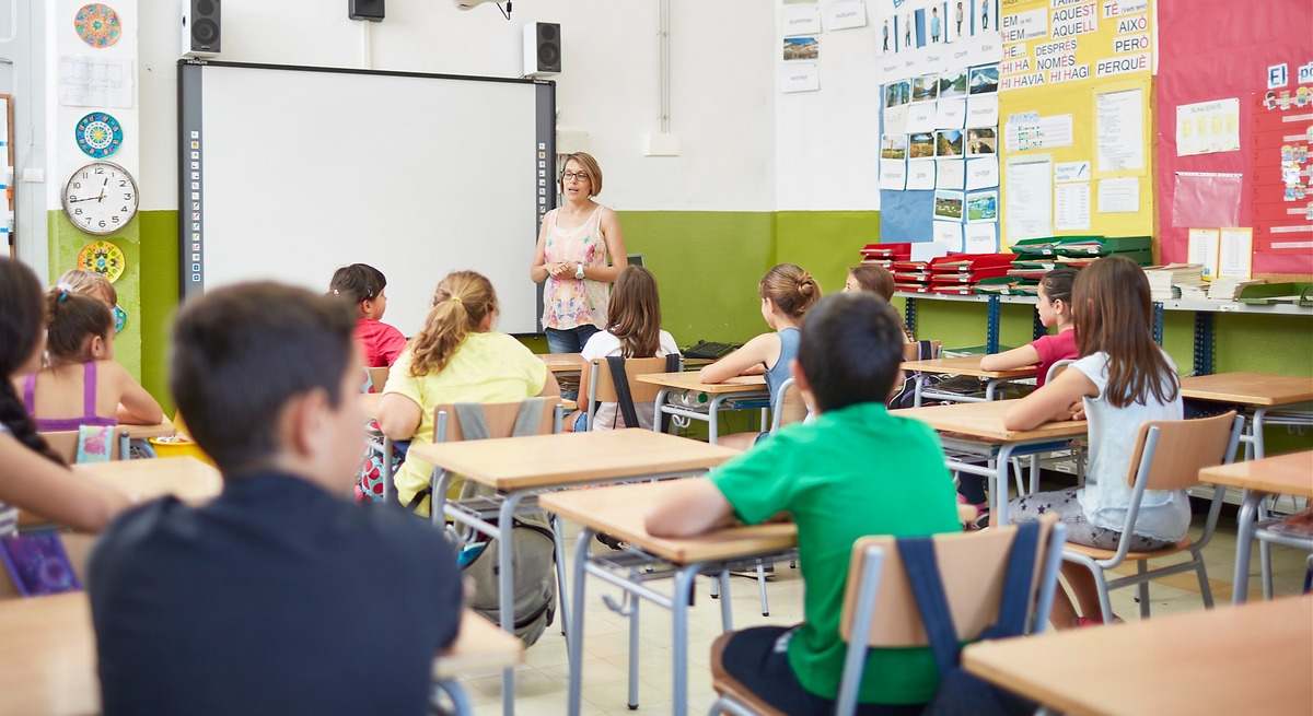 Niños dan clase en el aula de un colegio. / Foto: iStock