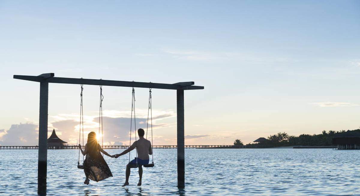 Anantara_Veli_Maldives_Resort_Property_Amenity_Couple_on_the_Swing.jpg