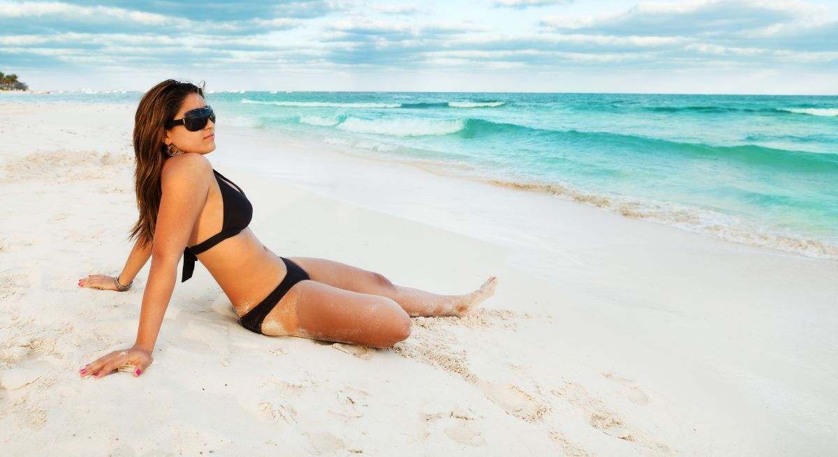 Una mujer descansa plácidamente en la playa