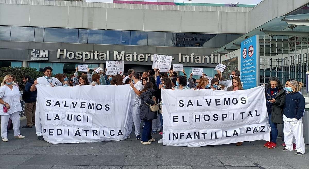 Trabajadores de la Paz se concentran por la readmisión del Jefe de Servicio de la UCI Pediátrica