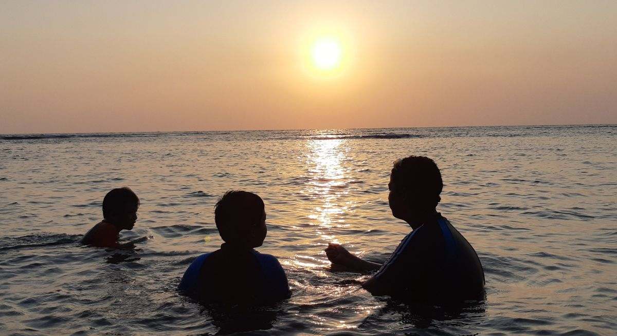 Varias personas disfrutan de una playa española