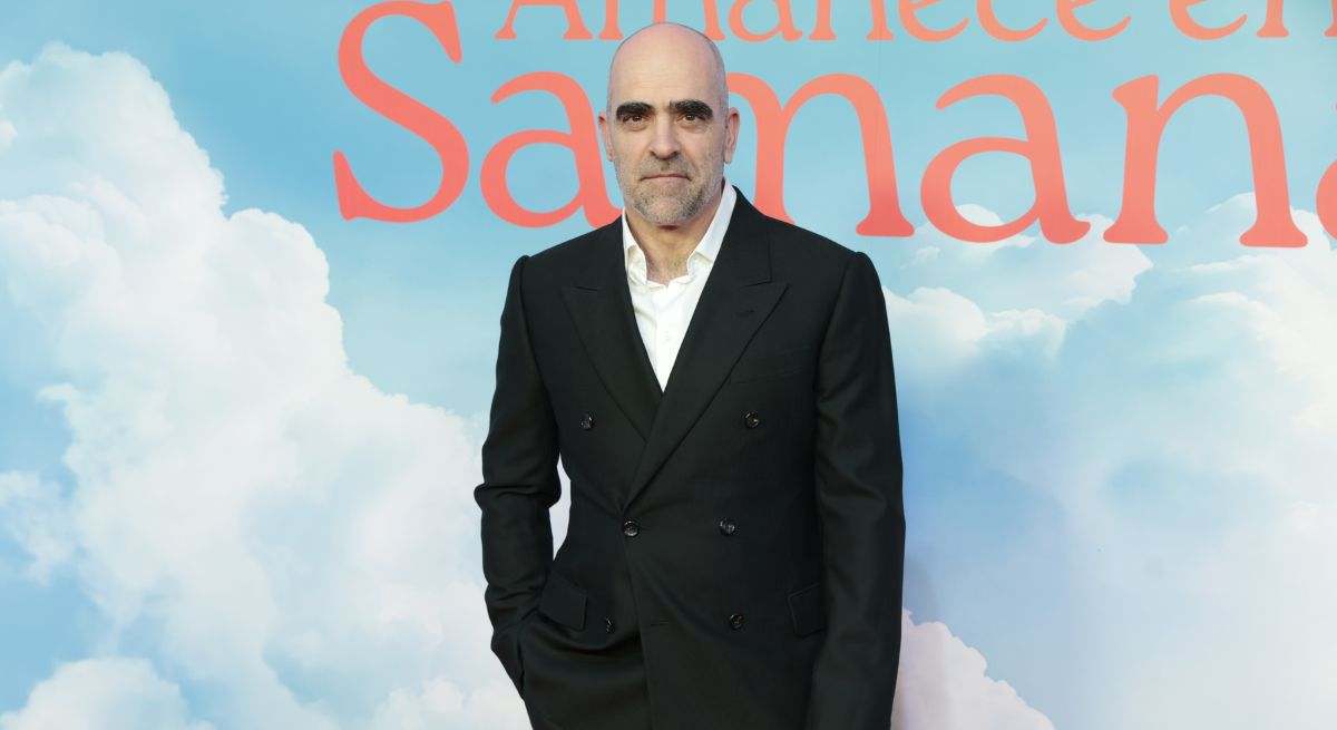 Luis Tosar posando en un photocall
