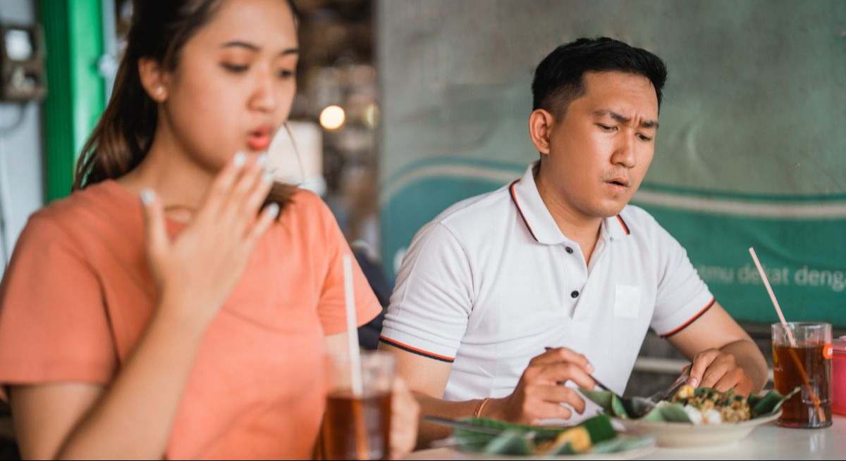 Dos personas comiendo comida picante