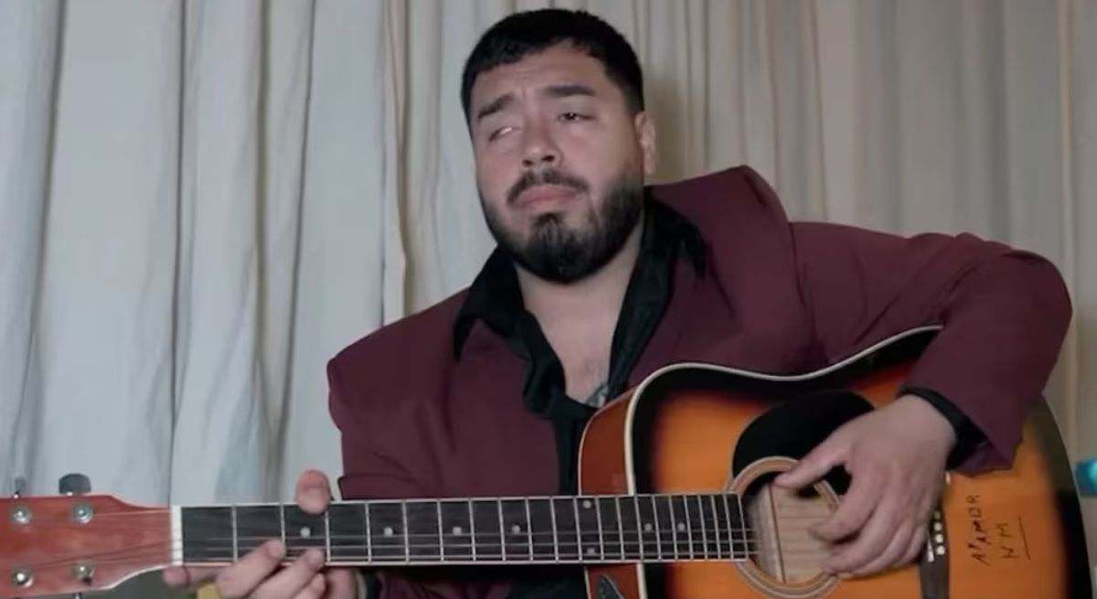 Nico Mattioli tocando una guitarra acústica