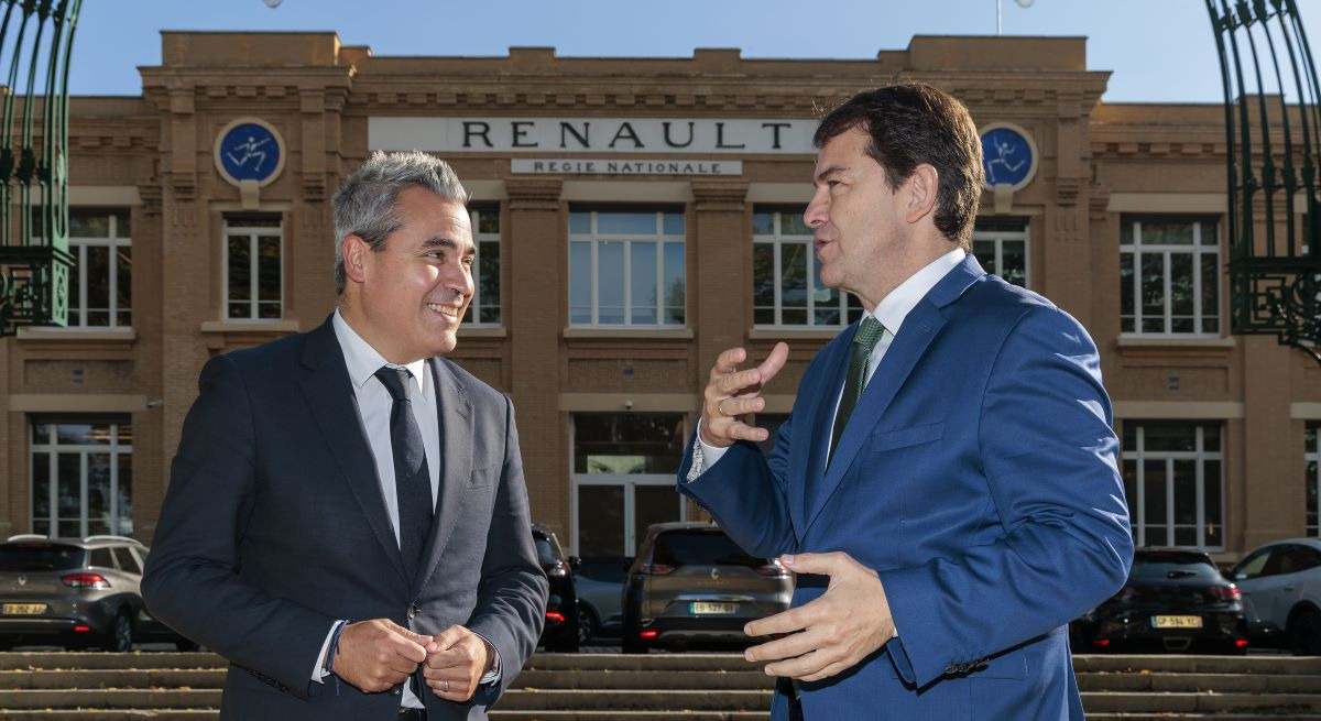 Alfonso Fernández Mañueco, y el director general de Renault Group en España, Josep María Recasens