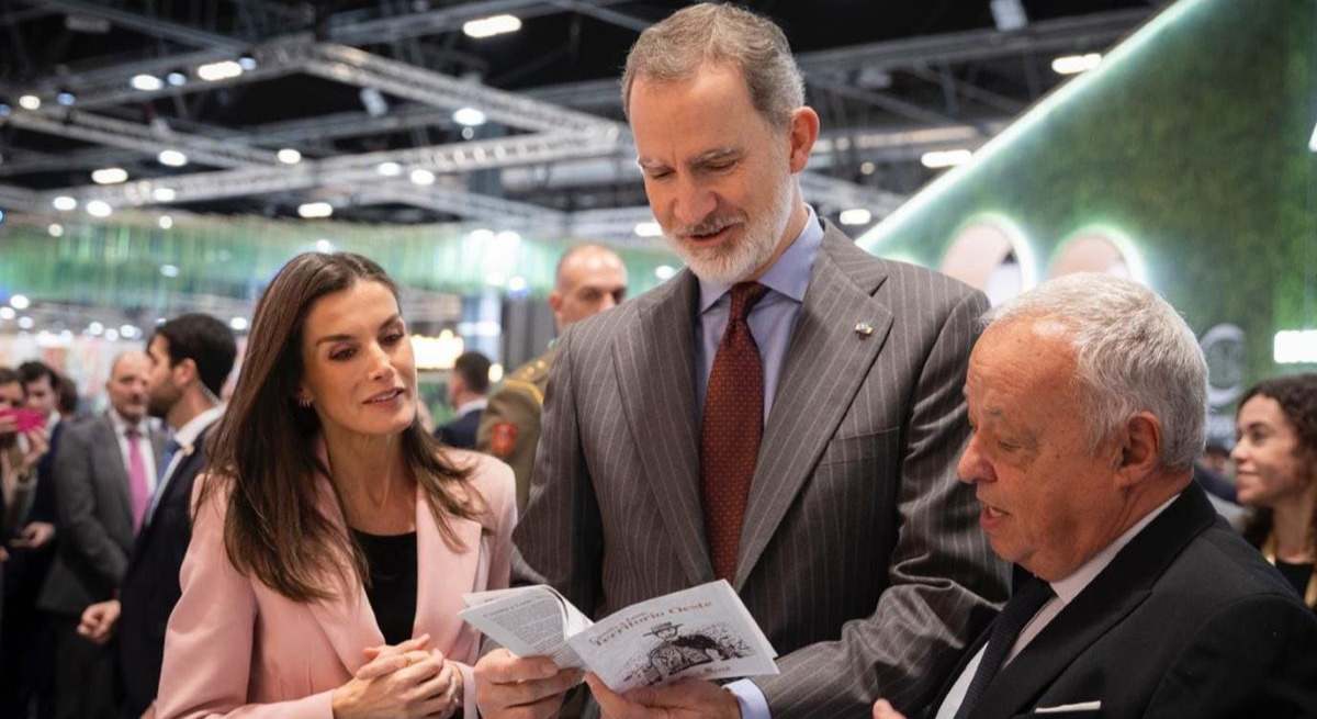 Reyes visitan el stand de Fitur