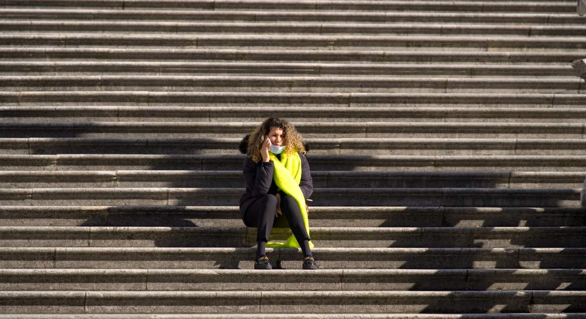 mujer-escalera-istock.jpg