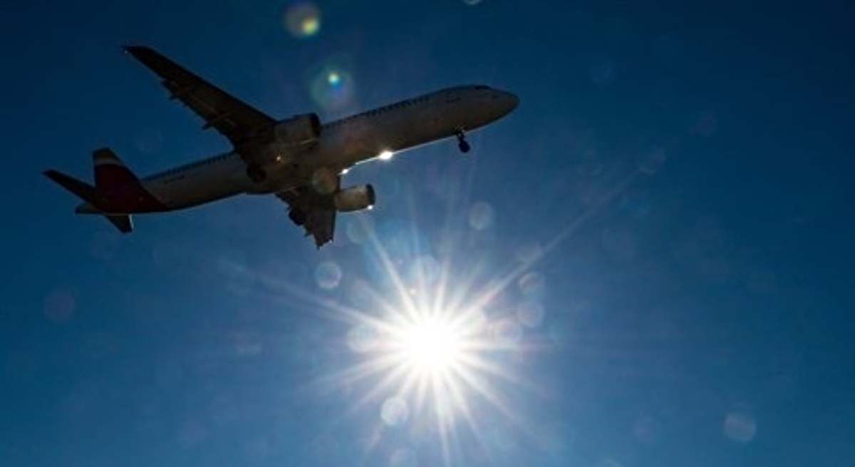 Un avión en pleno vuelo / EP