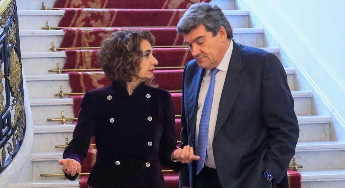 María Jesús Montero, vicepresidenta primera y ministra de Hacienda, y el gobernador de Banco de España, José Luis Escrivá