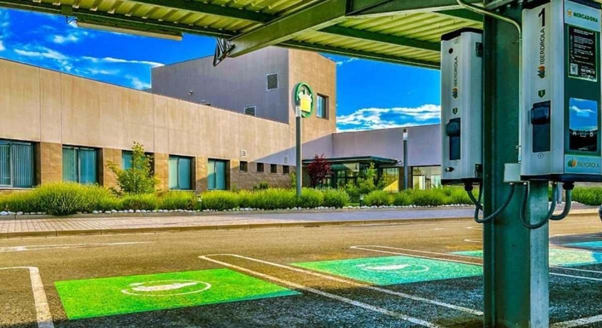 Puntos de recarga de Iberdrola en un Mercadona.