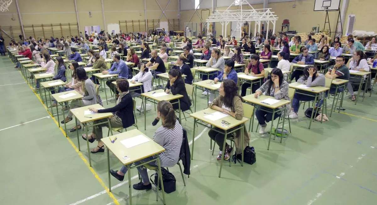 Opositores a educación en la convocatoria de 2023.