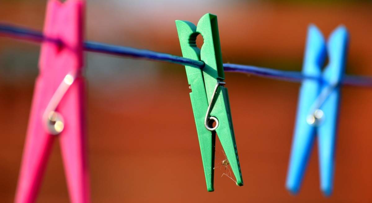 clothespin-g22a41467b_1280-1.jpg