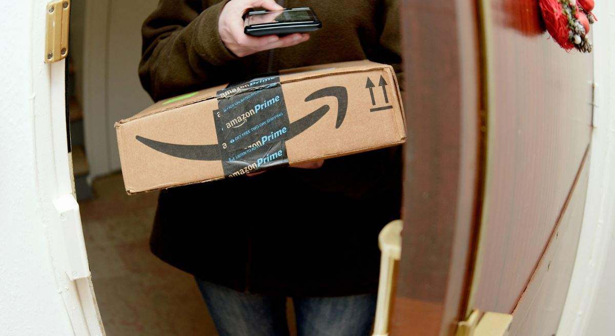 El fin del favor del vecino: multas totales de 360.000 euros por entregar un paquete a un residente o a un comercio sin autorización