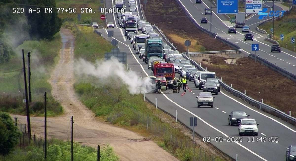 Un vehículo incendiado en la A-5.