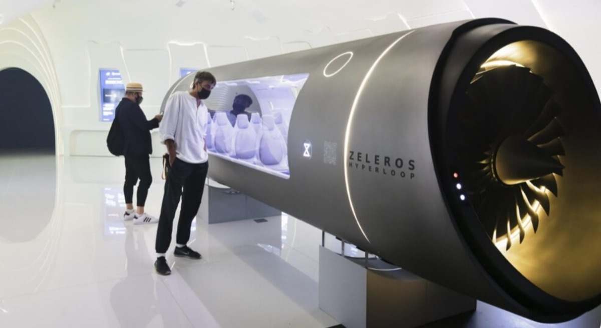 Modelo del vehículo para hyperloop de Zeleros en la Expo de Dubai.