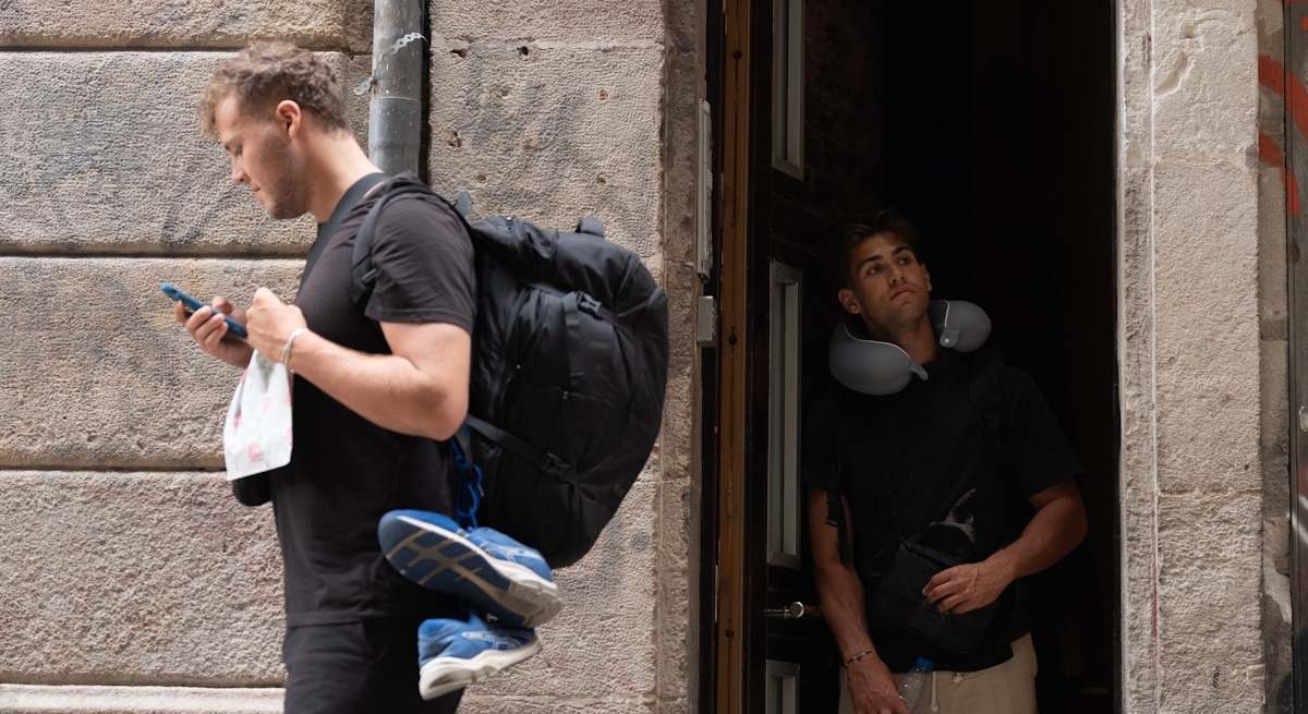 Dos turistas en el centro de Barcelona.