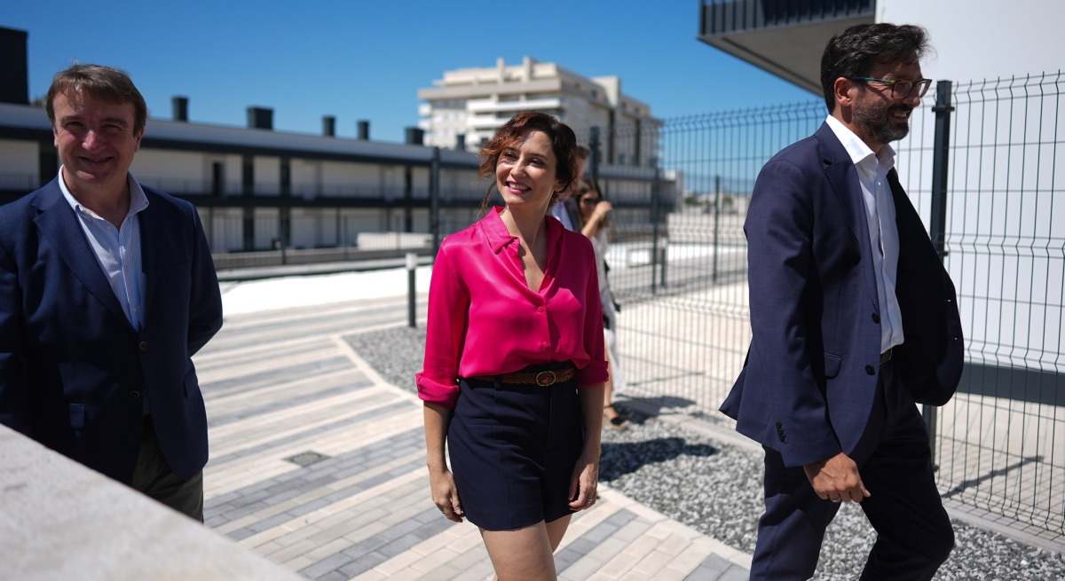 Isabel Díaz Ayuso, durante su visita a la promoción de viviendas del Plan Vive de Tres Cantos