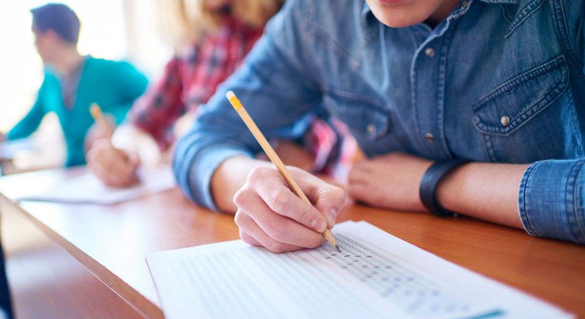 Foto de recurso de una persona haciendo un examen.