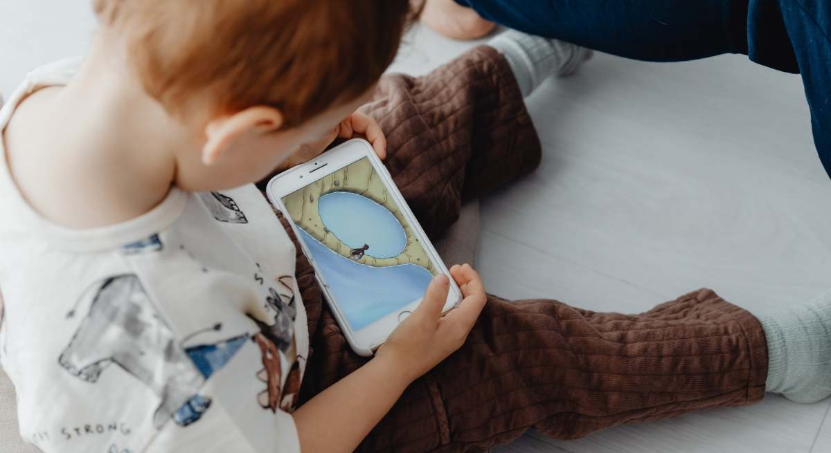 Una oftalmóloga de la Clínica Baviera alerta sobre las pantallas en niños.