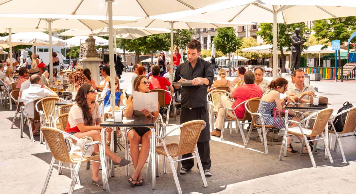 terraza-bar-camarero-mesa-iStock-1490134989.jpg