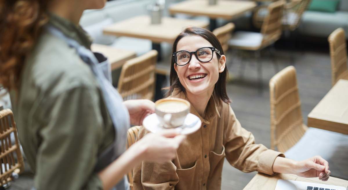 trabajadora-descansa-toma-cafe-dreamstime.jpg