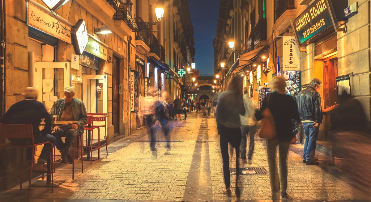calle-bares-san-sebastian-hosteleria-ocio-sector-servicios-espana-istock-1200x655.jpg