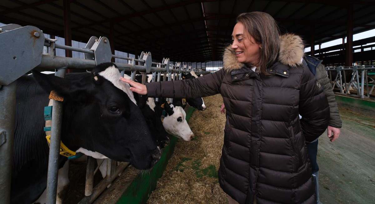 Consejera de Agricultura de CyL visita granja de vacas de leche en Palencia