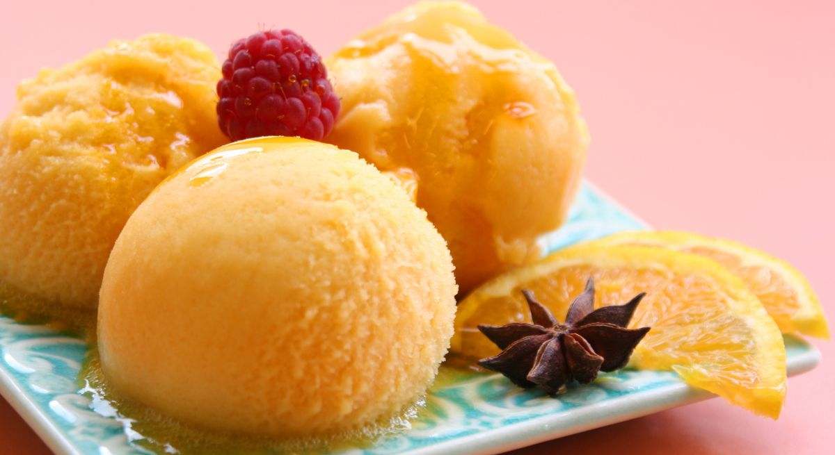 Helado de fruta con una decoración de una fresa encima