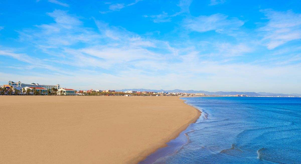 Esta es la segunda playa más buscada por los españoles y está en Valencia, según un estudio