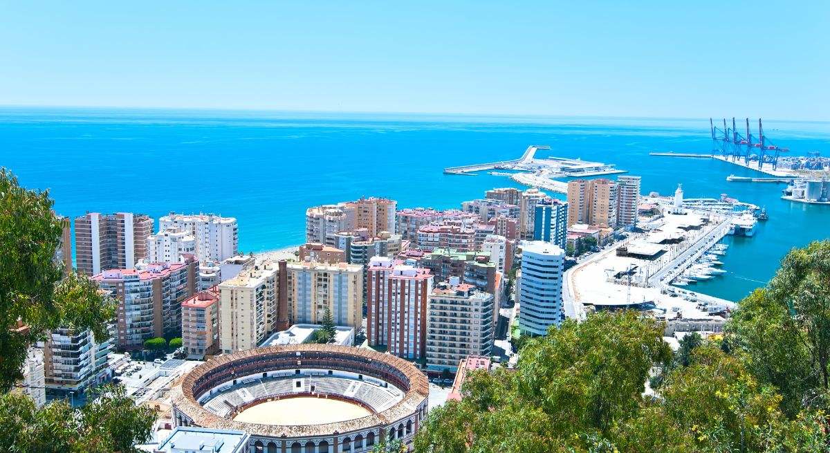 La ciudad de Málaga junto a la costa con altos edificios