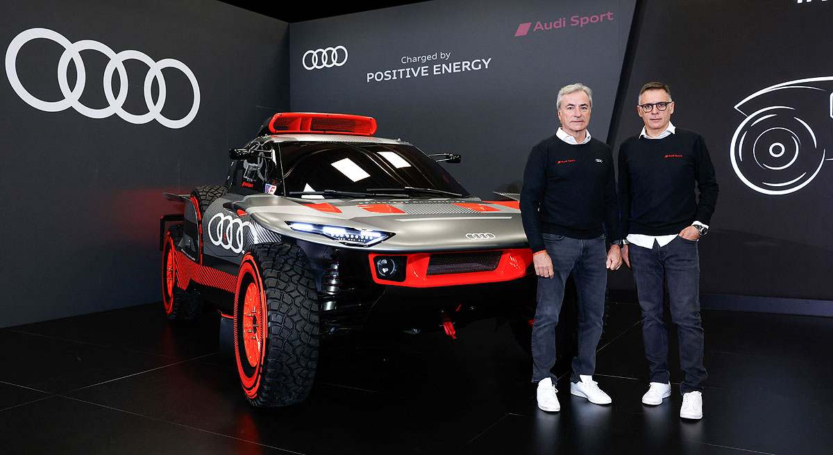 Carlos Sainz y Lucas Cruz junto al Audi RS Q e-tron