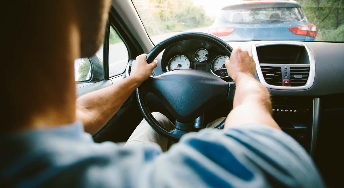 Pillados al volante yendo al curso para recuperar el carnet de conducir.