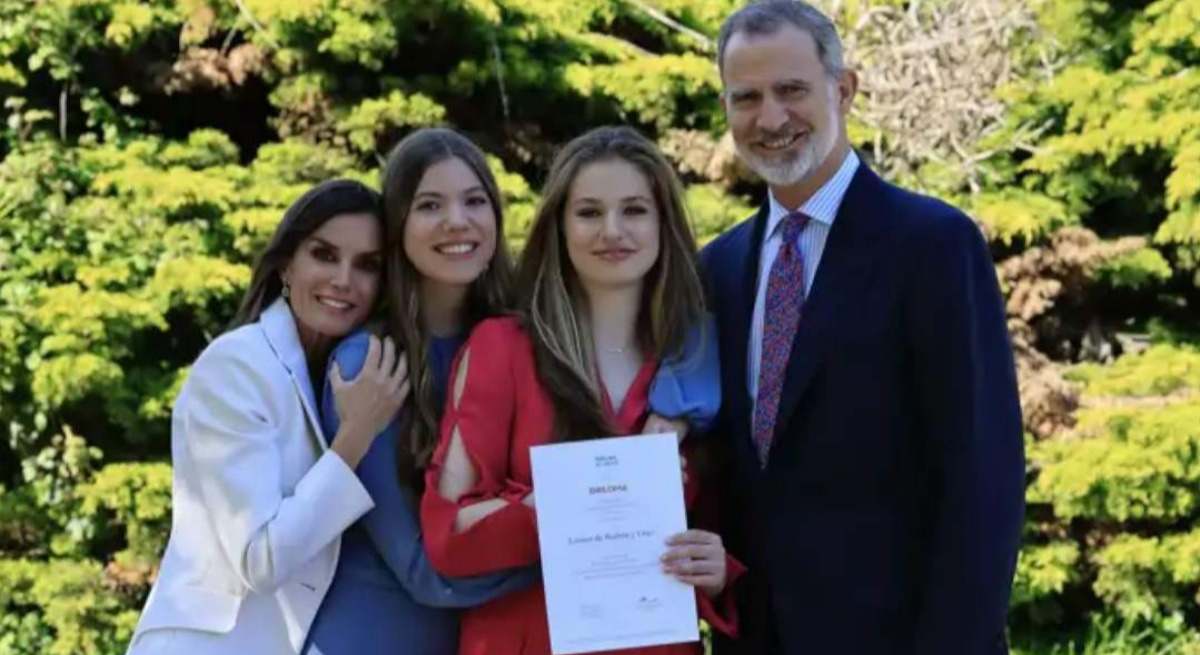 Los Reyes junto a la Infanta Sofía en la graduación de Leonor