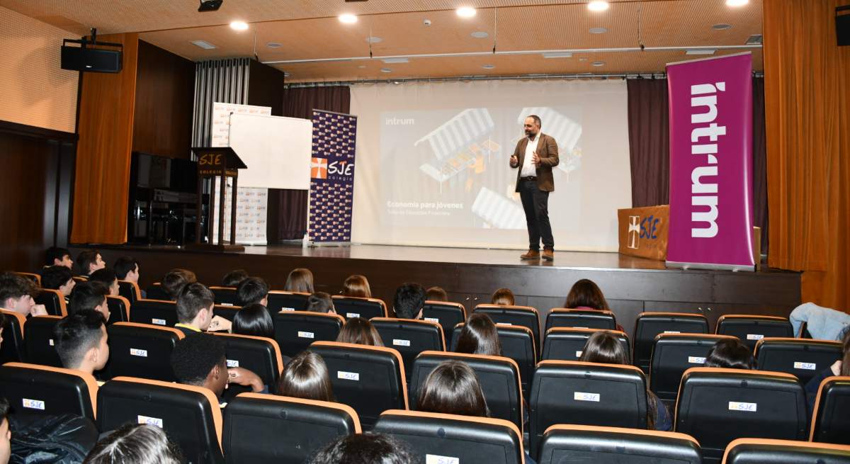 Imagen-taller-de-educacion-financiera-Colegio-San-Juan-Evangelista-de-Torrejon-de-Ardoz-1.jpg