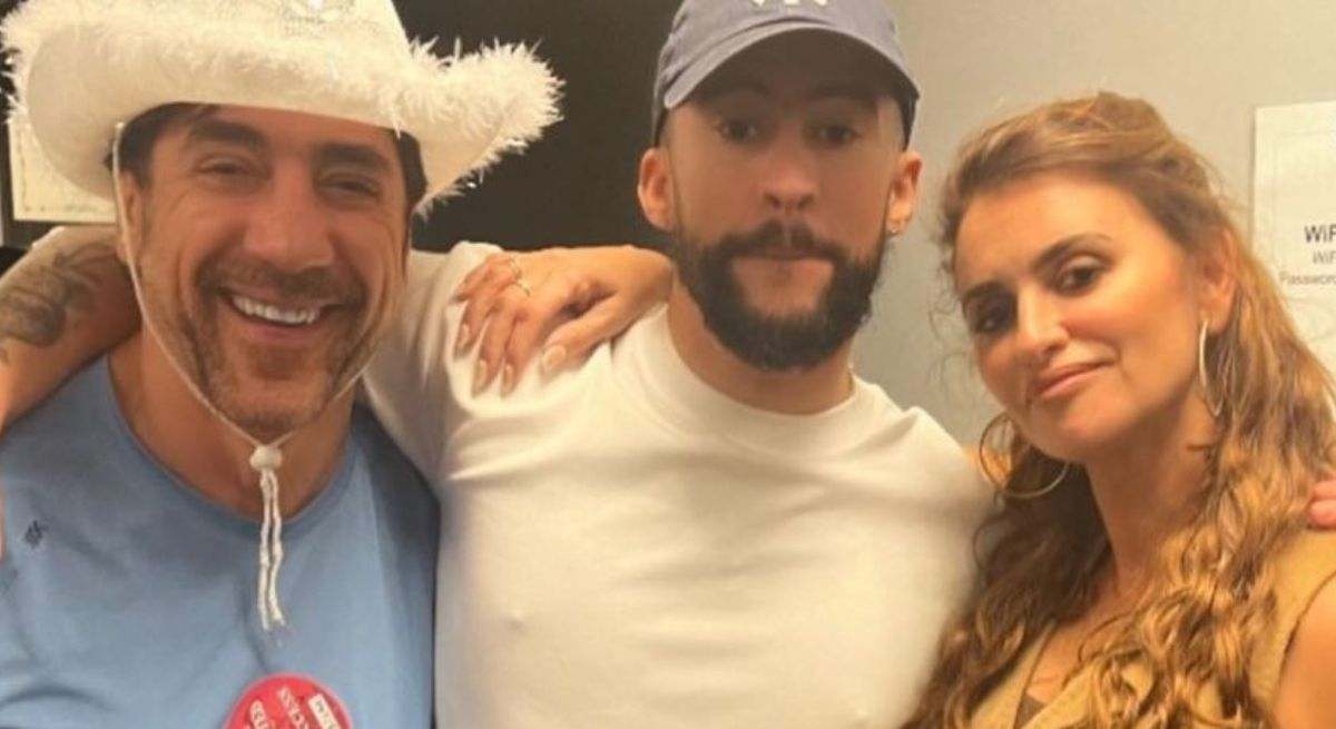 Javier Bardem y Penélope Cruz posan con el cantante Bad Bunny