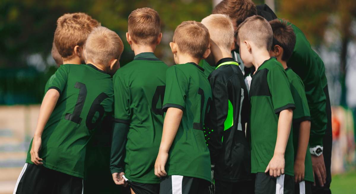 equipo-futbol-ninos-verde-dreamstime.jpg