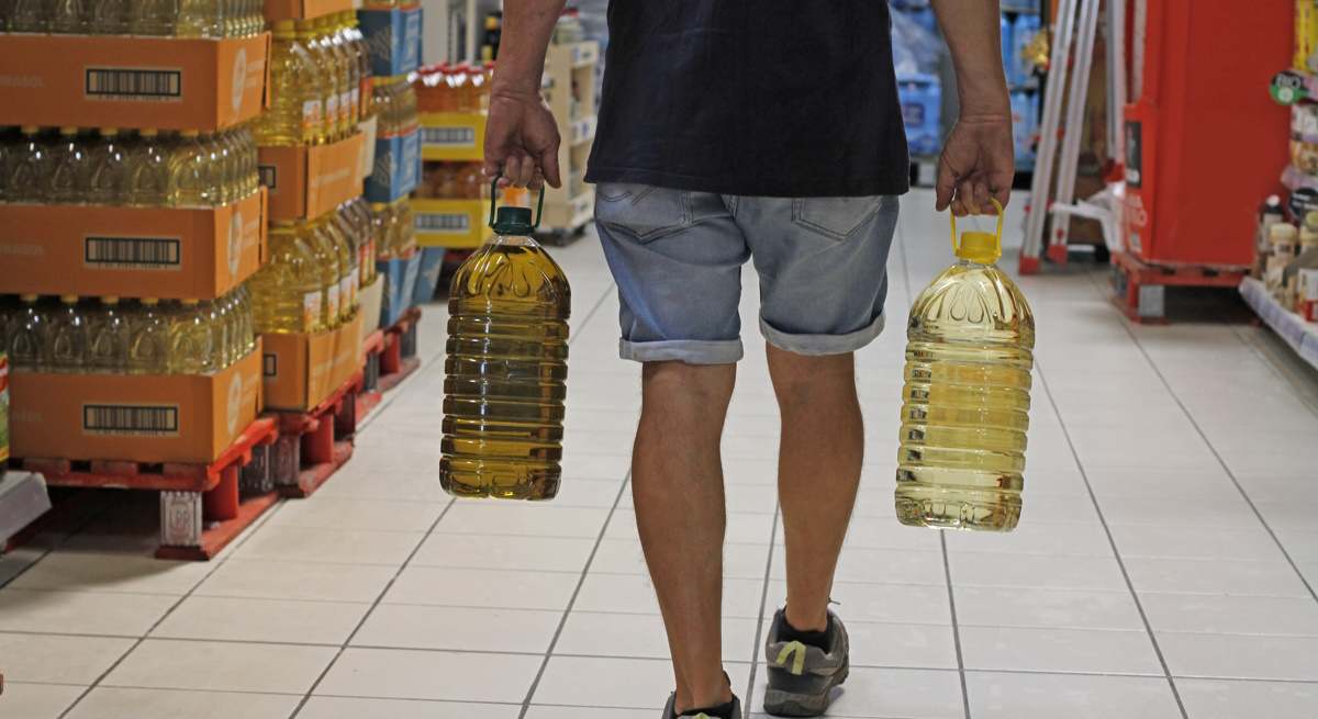 Un consumidor comprando aceite