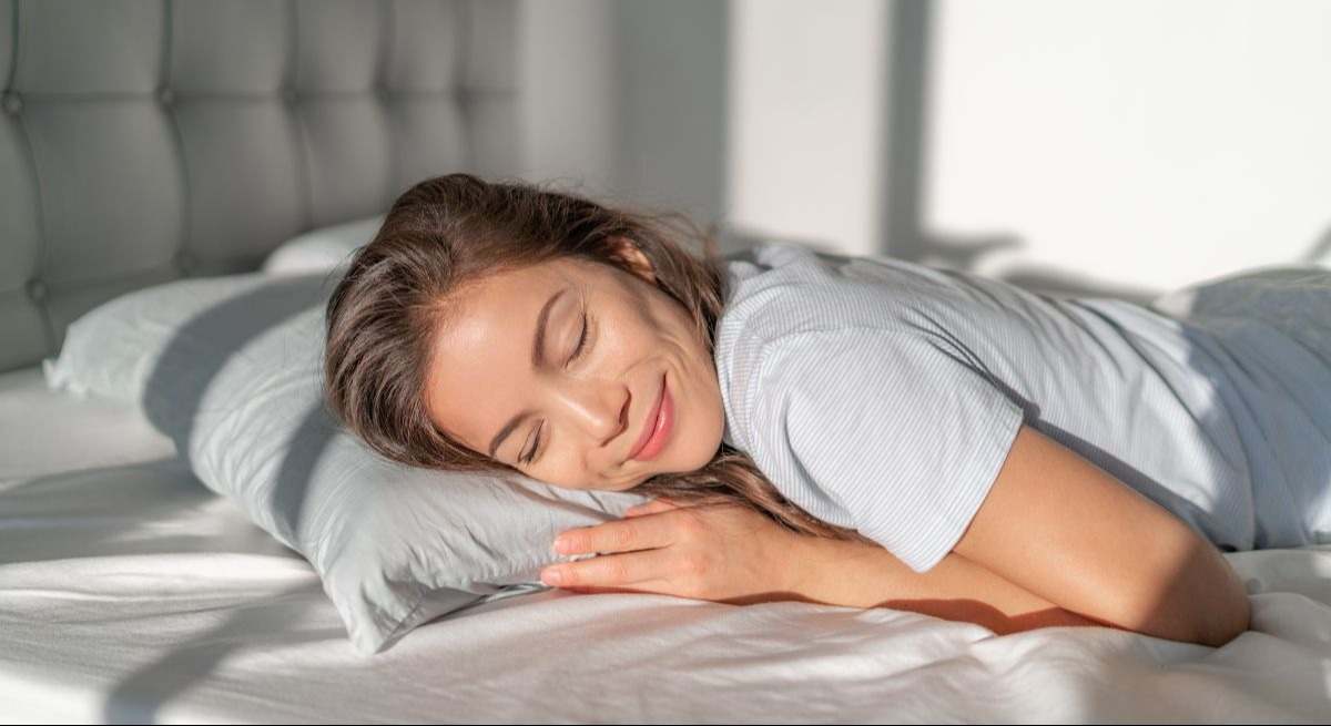 Mujer durmiendo feliz