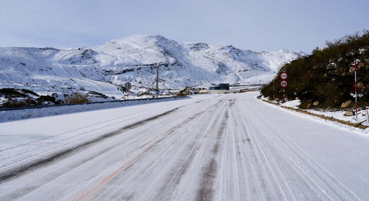 Una carretera nevada en Cantabria / EP