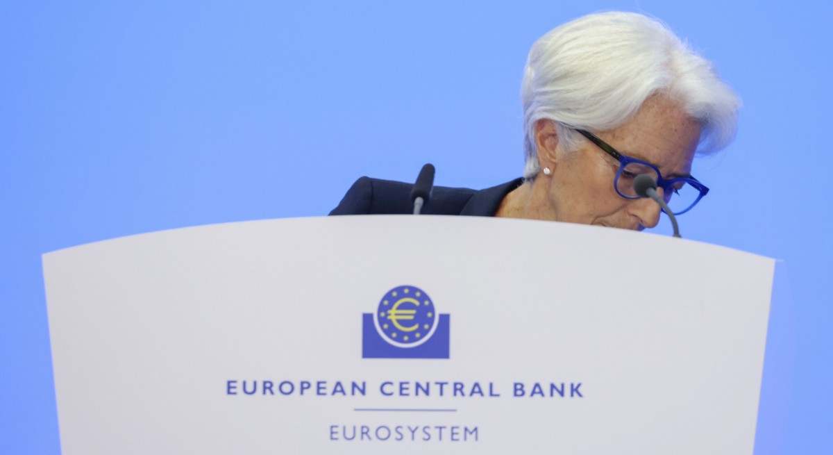 lagarde-bce-atril-mira-abajo-bloomberg.jpg