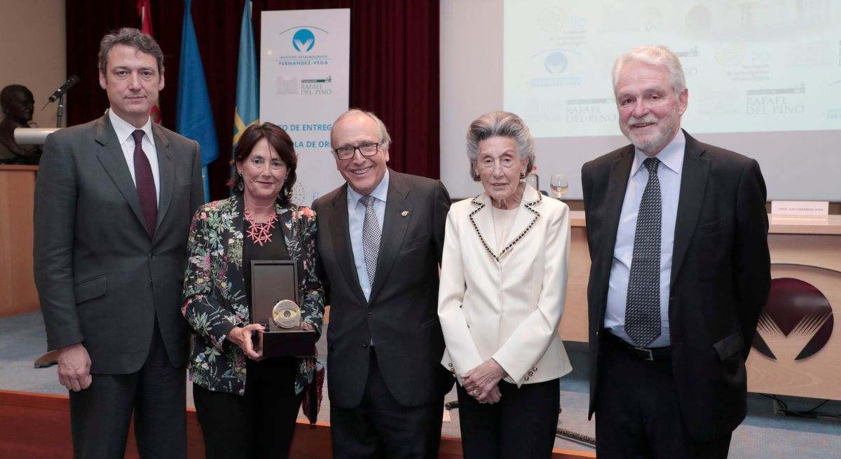 María del Pino recibiendo un premio junto a sus padres y hermano