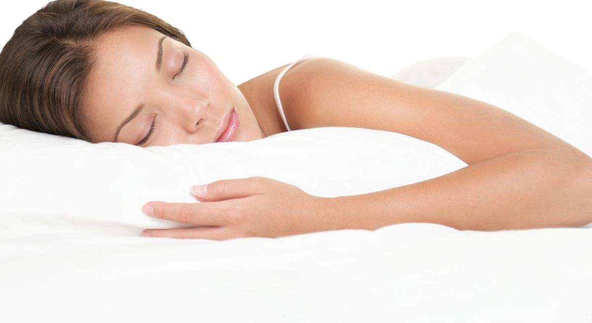 Una mujer descansa plácidamente en su cama